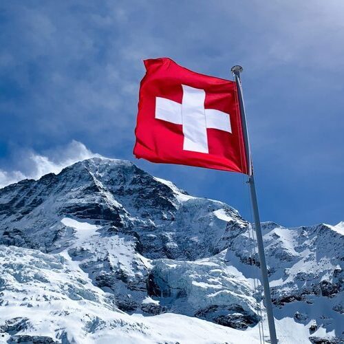 Bild der Schweizerflagge in den Bergen
