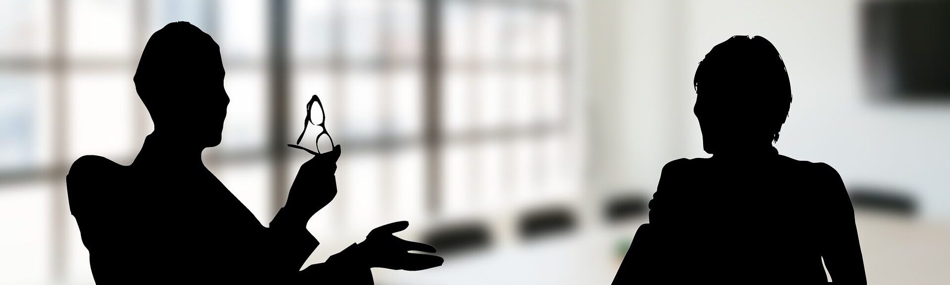 Zwei Schatten von Personen, die sich gegenüber sitzen