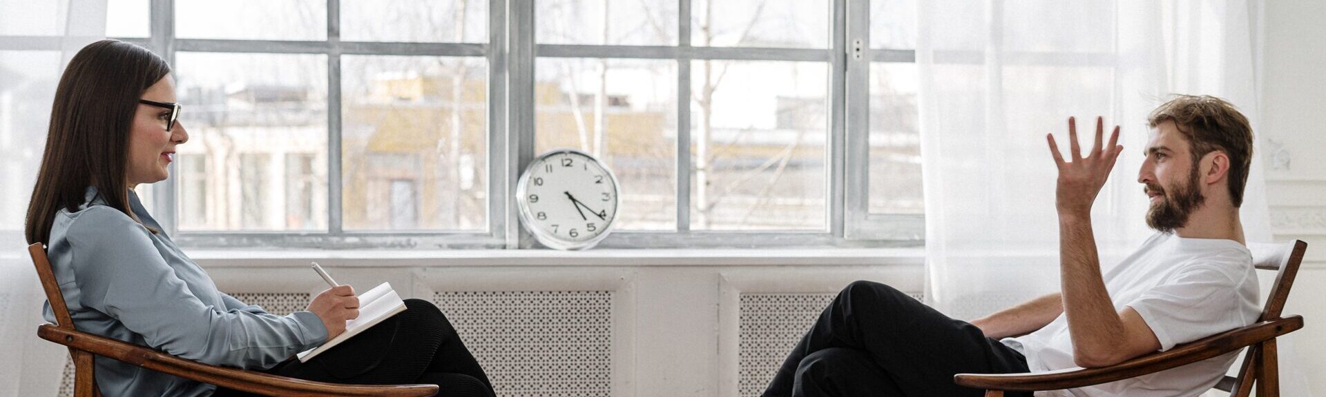 Eine Frau und ein Mann, die miteinander reden