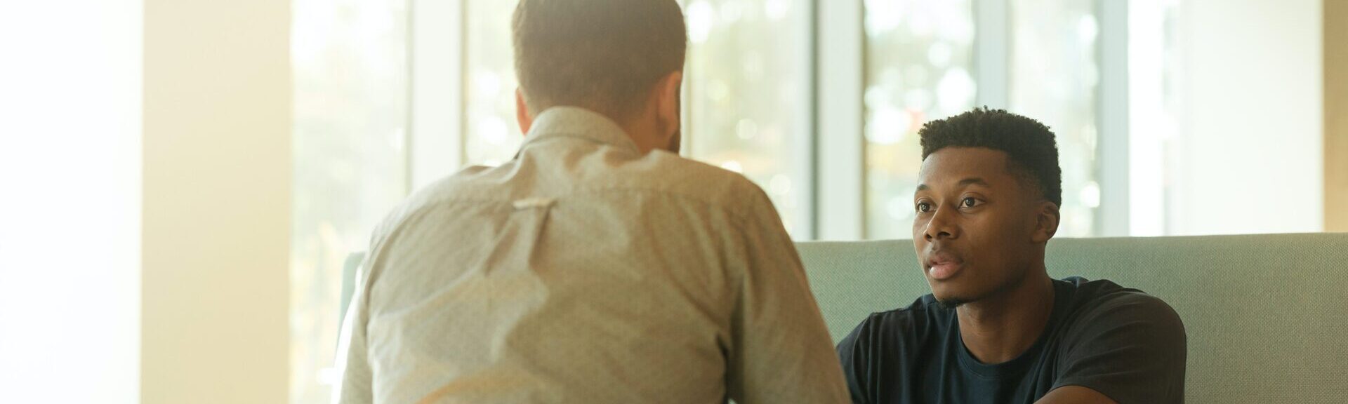 Zwei Männer, die miteinander reden