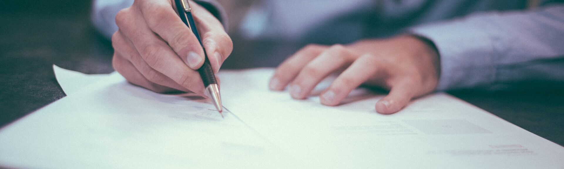 Notizblätter, die beschrieben werden