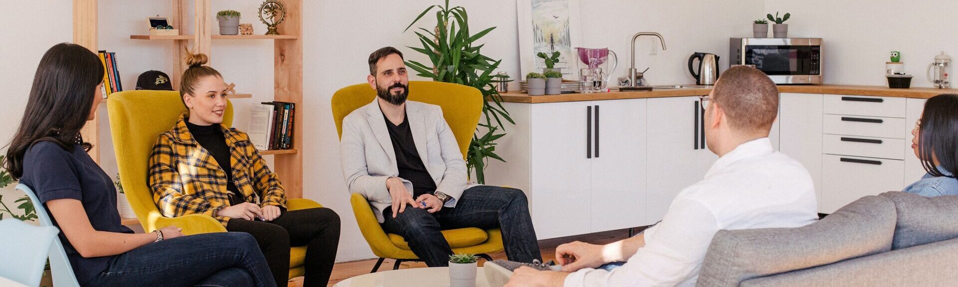 Gruppe von Personen, die im Kreis sitzen.